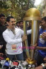 Aamir Khan celebrates 46th birthday with Media in Bandra, Mumbai on 14th March 2011 (7).JPG